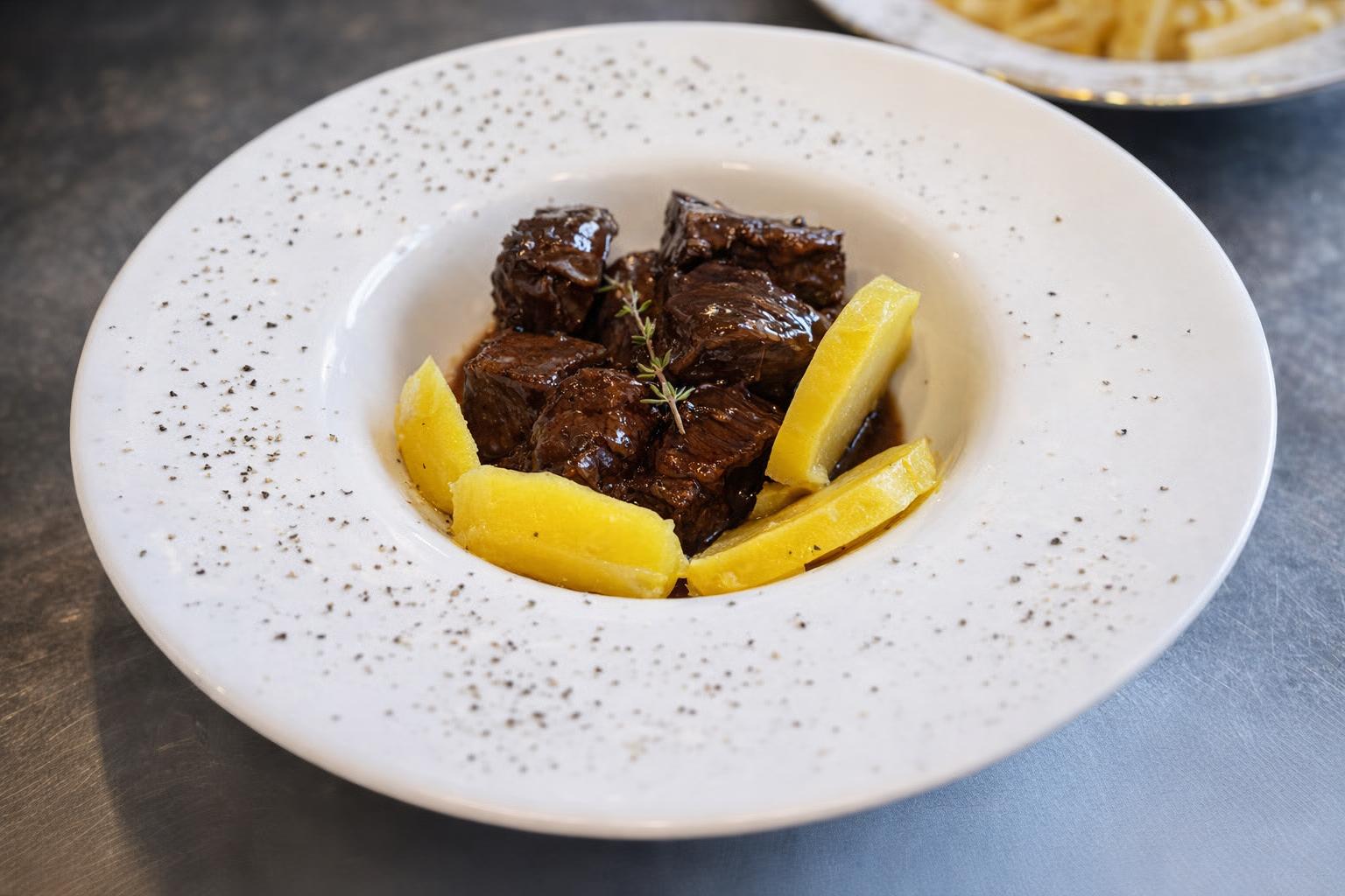 Peposo alla fornacina del Podere La Paolina, stufato di manzo al pepe nero cotto a lunga cottura.