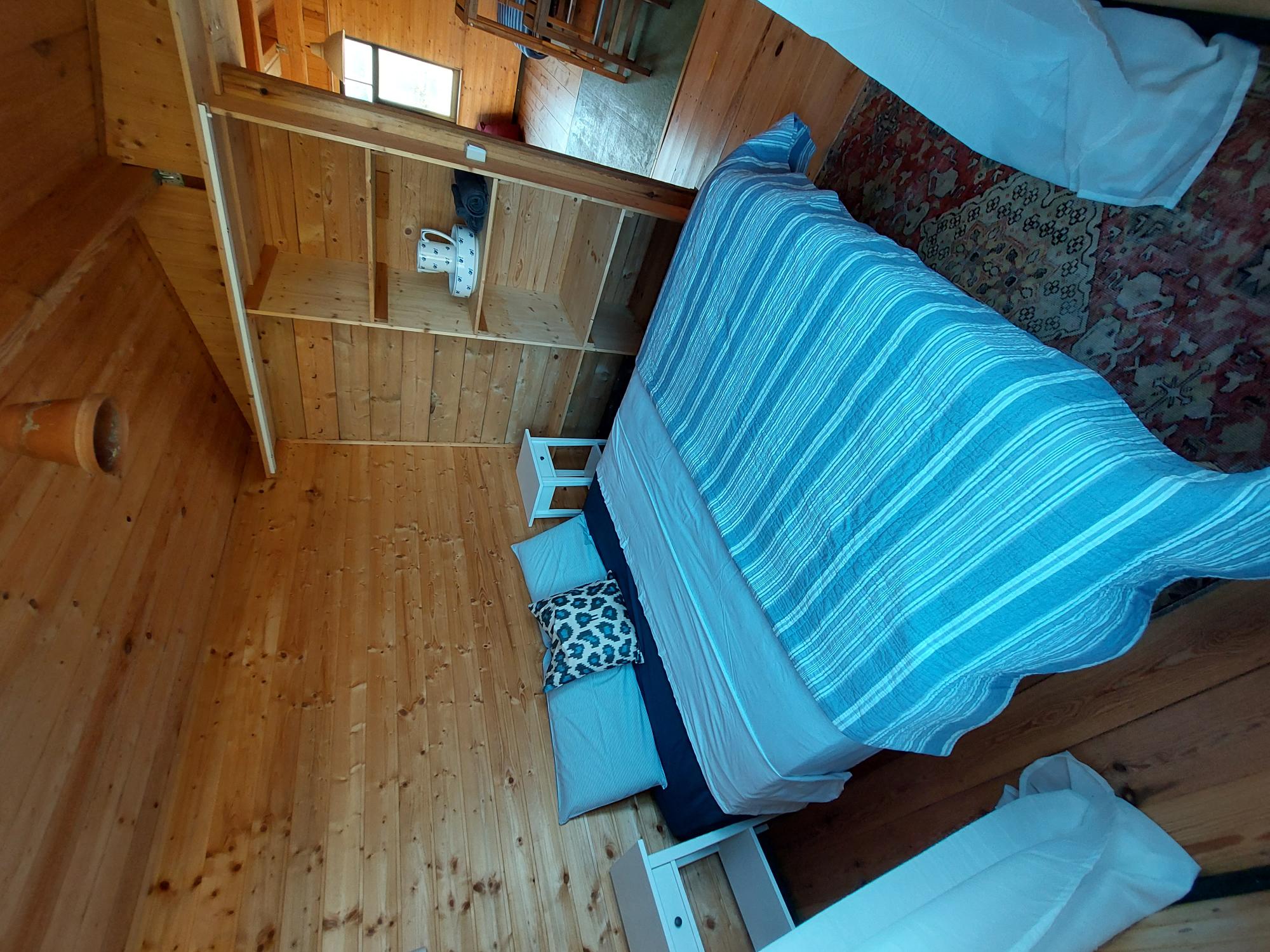 Red Wagon bedroom with 160cm bed