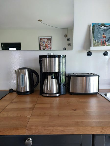Apple Studio kitchen amenities: toaster, electric kettle and coffee maker.