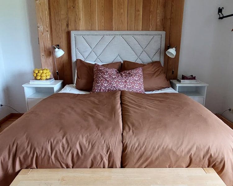 Oak Studio bedroom - open plan with 160cm bed