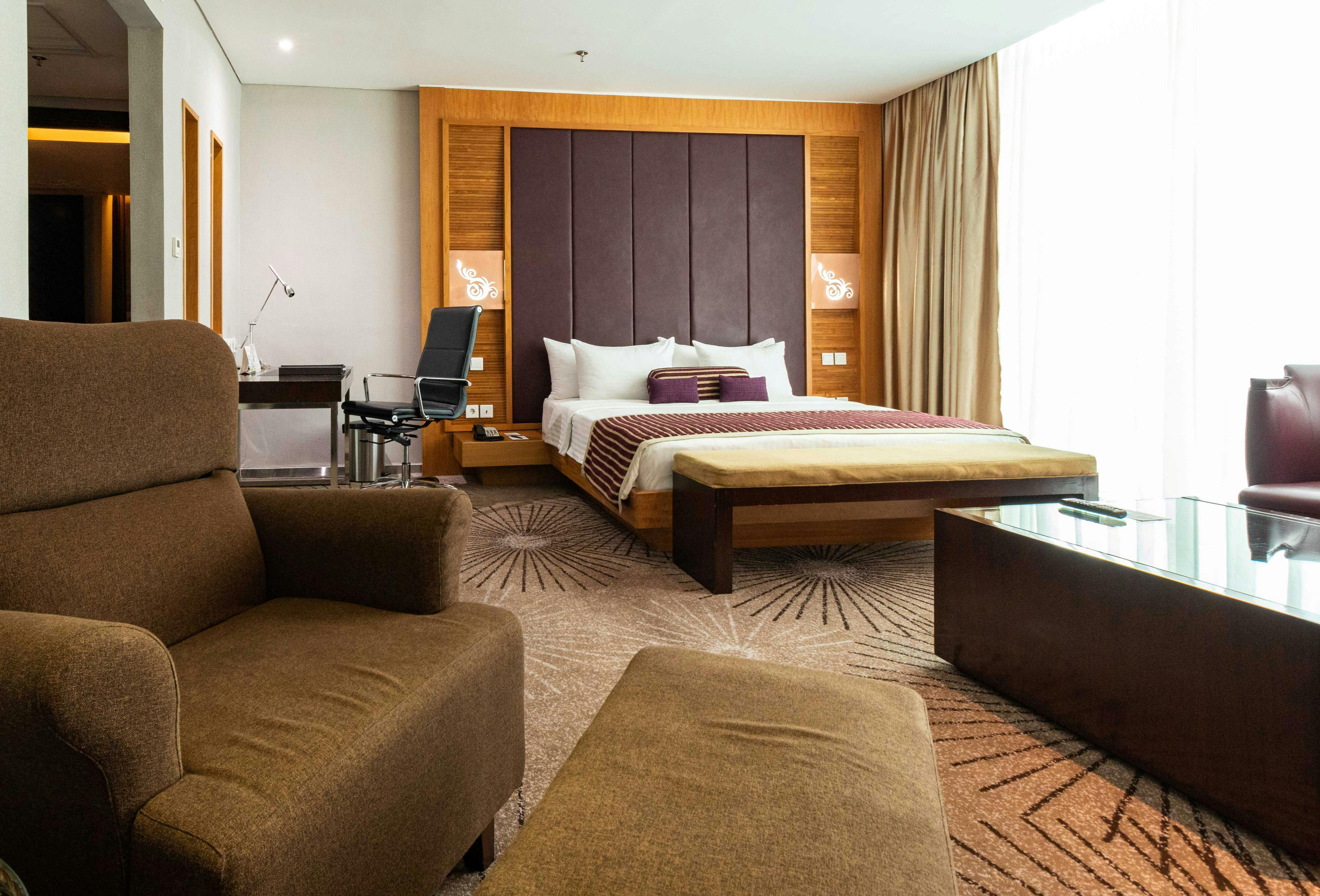 Junior Suite Room Cambridge Hotel Medan Junior Suite Room Cambridge Hotel Medan