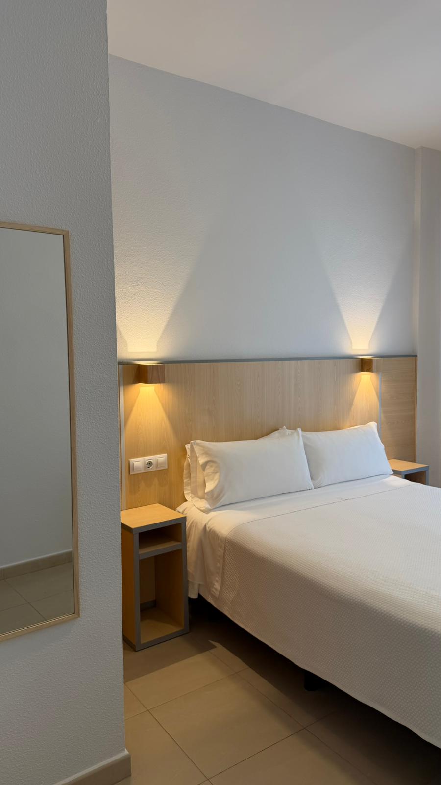 Habitación con cama grande