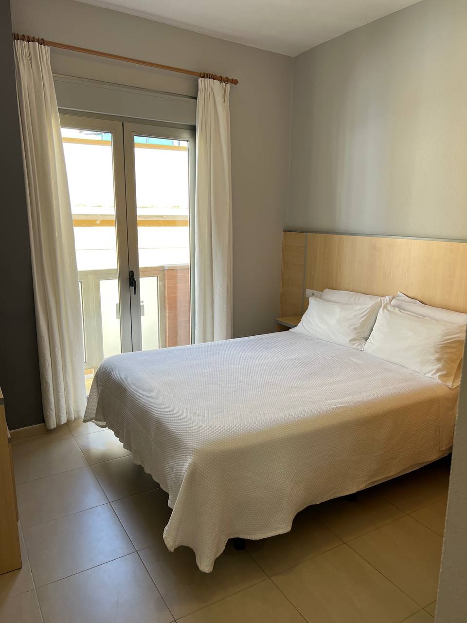 Habitación con cama grande