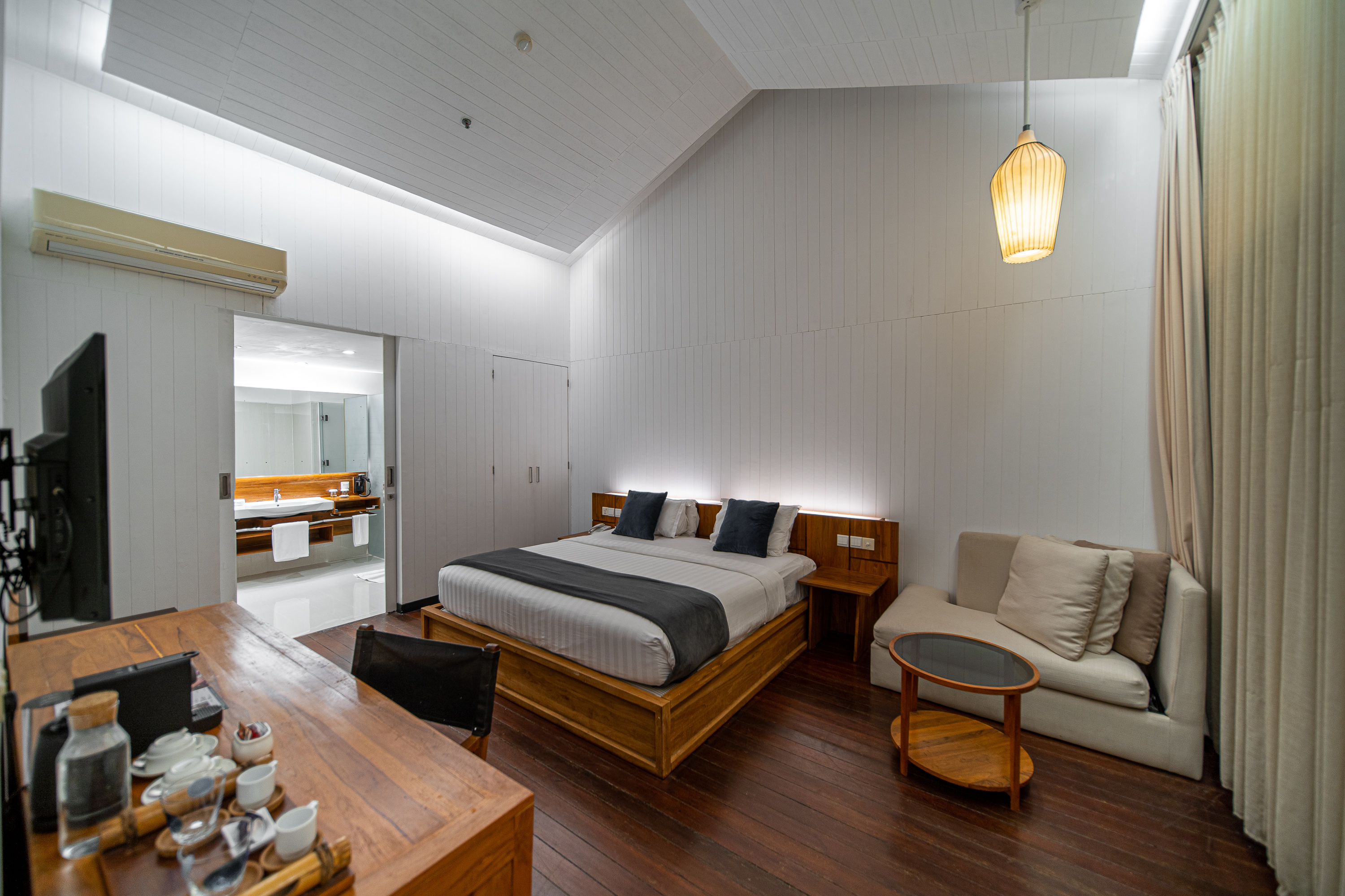 Riani Suite Beachfront Bedroom