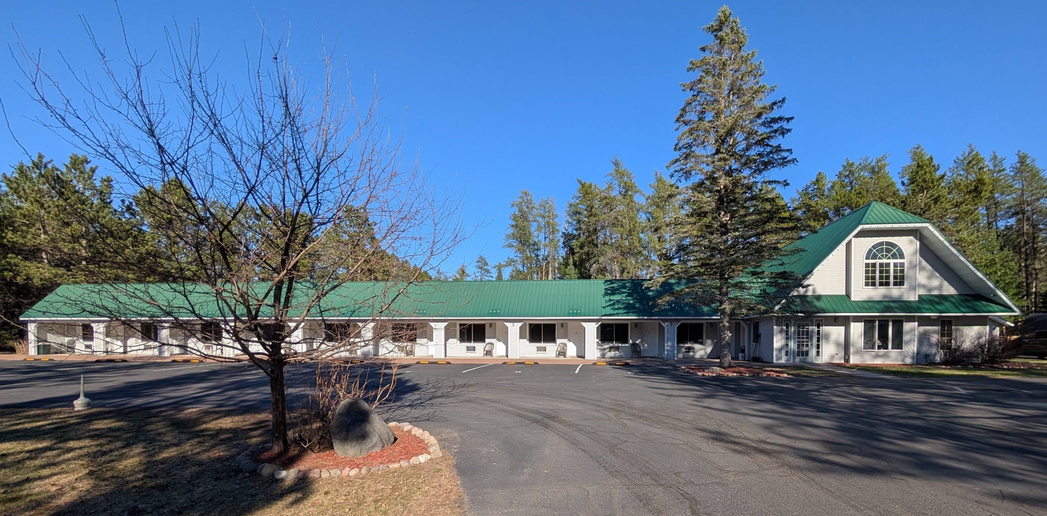 Image of the Northwoods Motel in spring