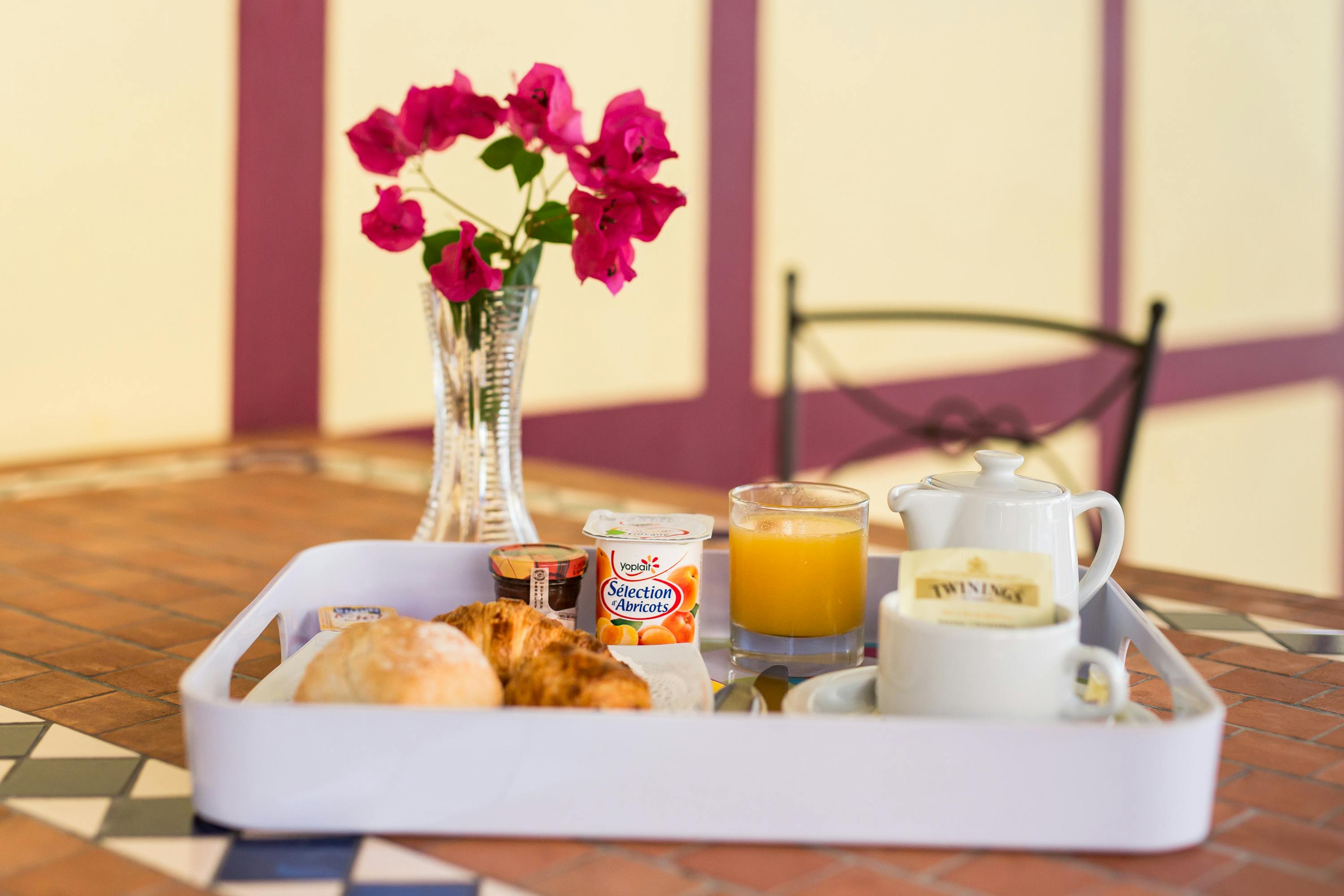 In-room breakfast at La Belle Etoile, petit-déjeuner servi en chambre à l'appart'hôtel La Belle Etoile