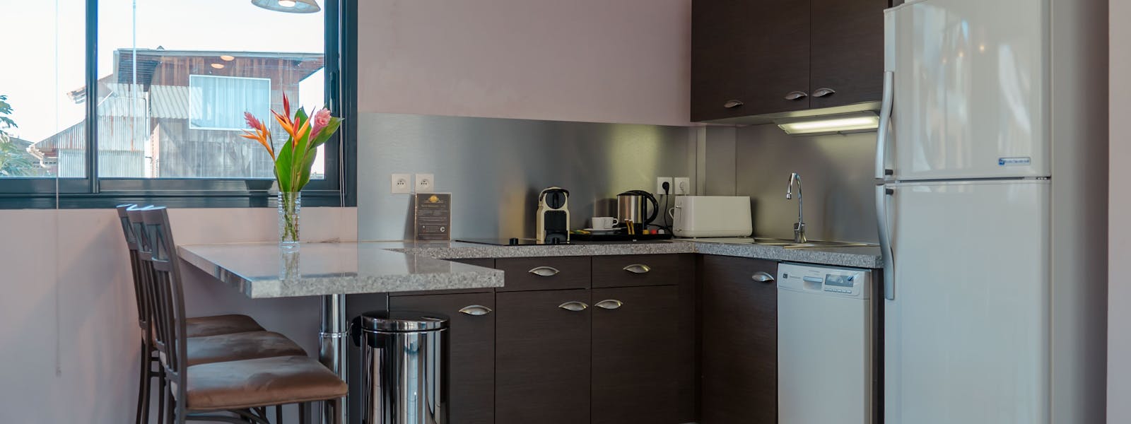fully equipped kitchen in a suite at Apartment hotel La Belle Etoile, cuisine équipée d'une suite à La Belle Etoile