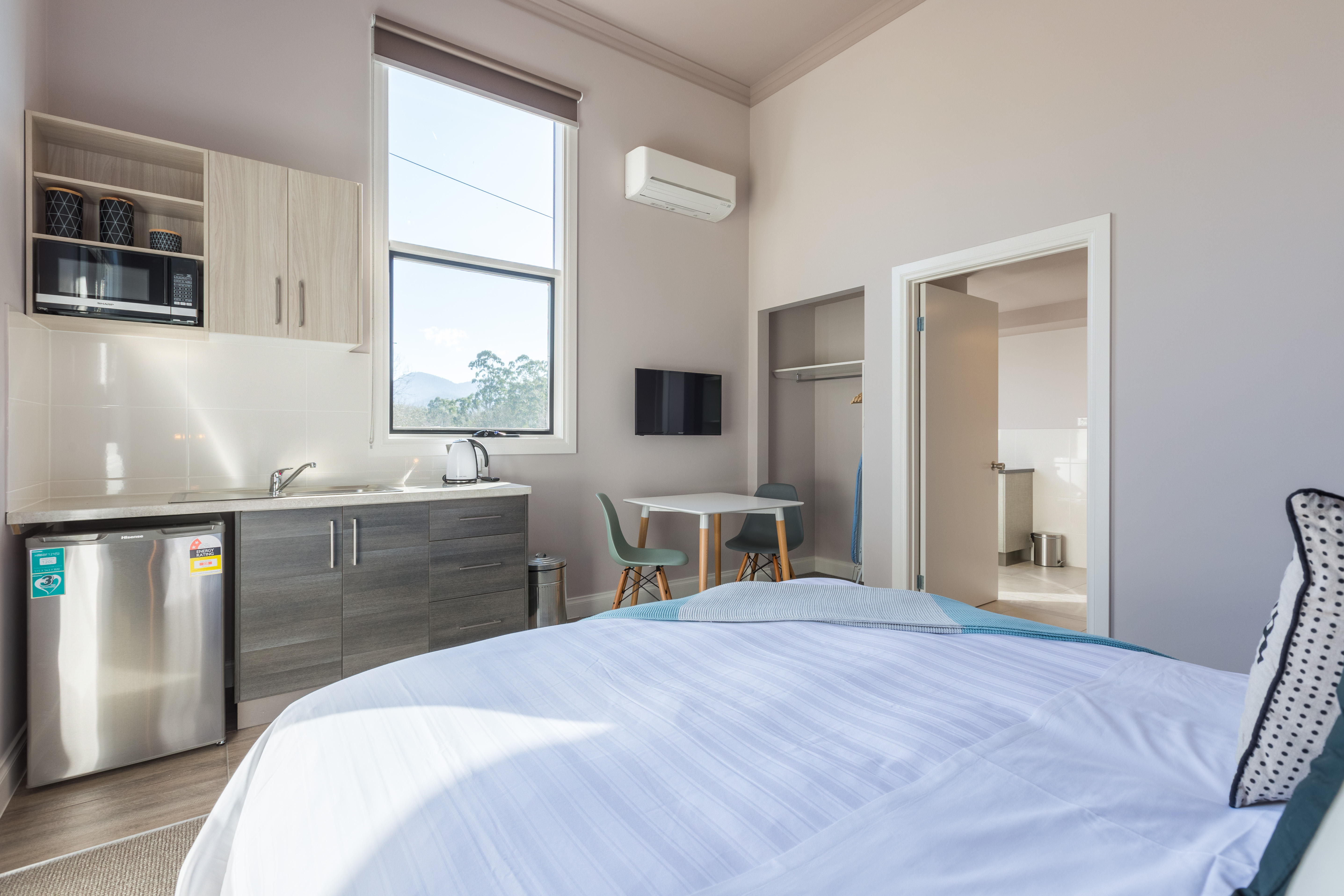 Queen studio room and views