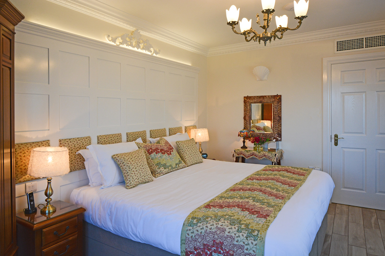 Haven Hall Hotel Sea View 1 Bedroom bed & dressing table