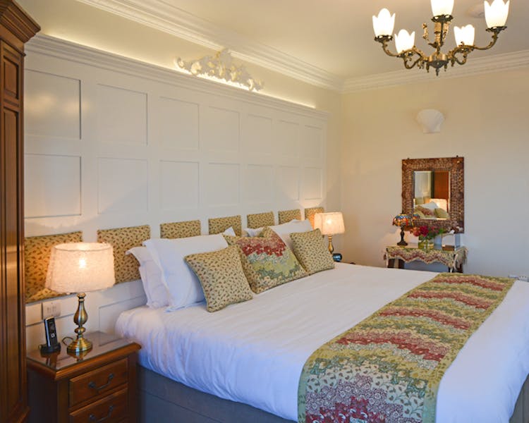Haven Hall Hotel Sea View 1 Bedroom bed & dressing table