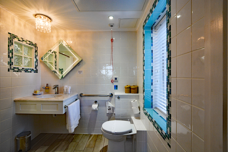 Haven Hall Hotel Sea View 1 Bedroom Accessible bathroom