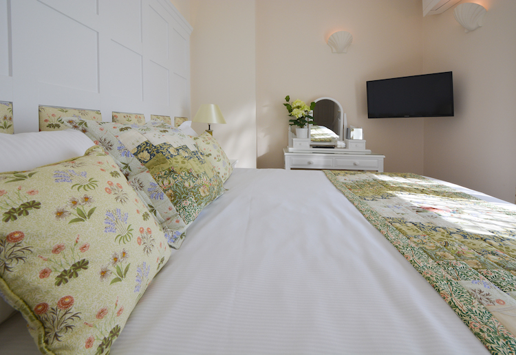 Haven Hall Hotel Garden Suite 4 bed pillows