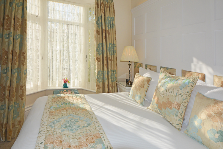 Haven Hall Hotel Garden Suite 2 bed pillows & quilt