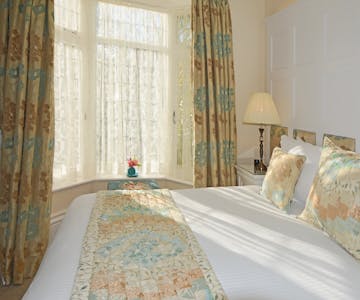 Haven Hall Hotel Garden Suite 2 bed pillows & quilt