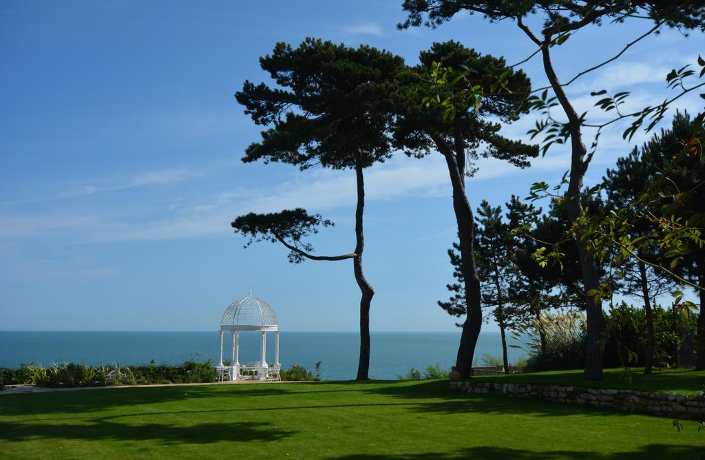 Haven Hall Hotel lawn and Gazebo