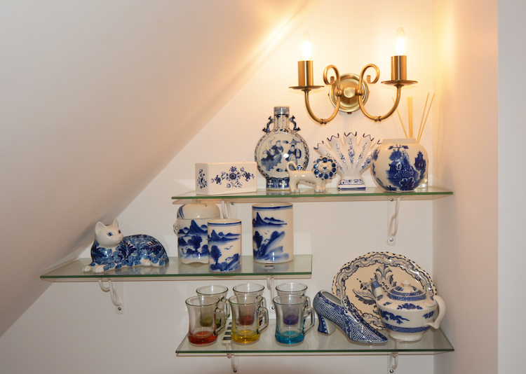 haven Hall Hotel Sea View 3 Suite shelves with china