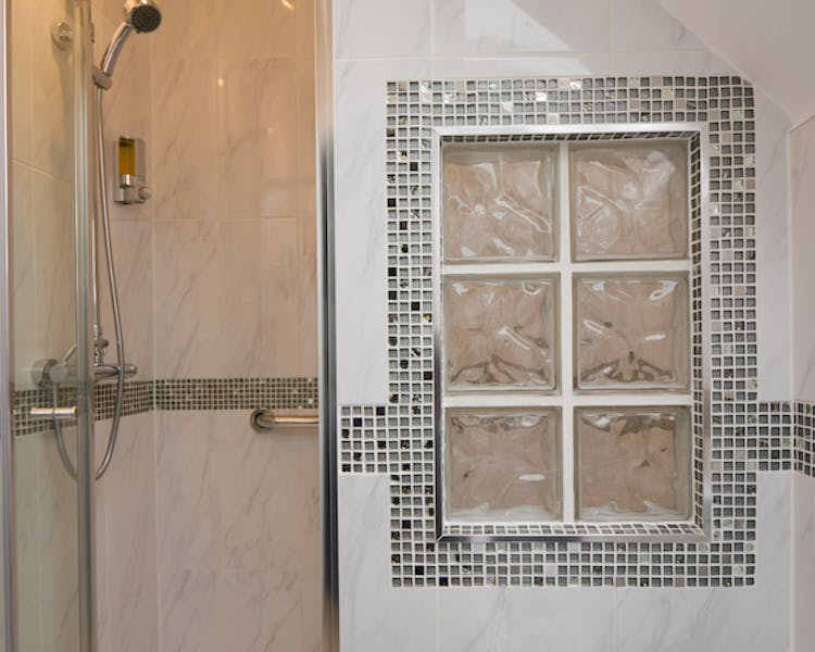 Haven Hall Hotel Bedroom 7 shower detail