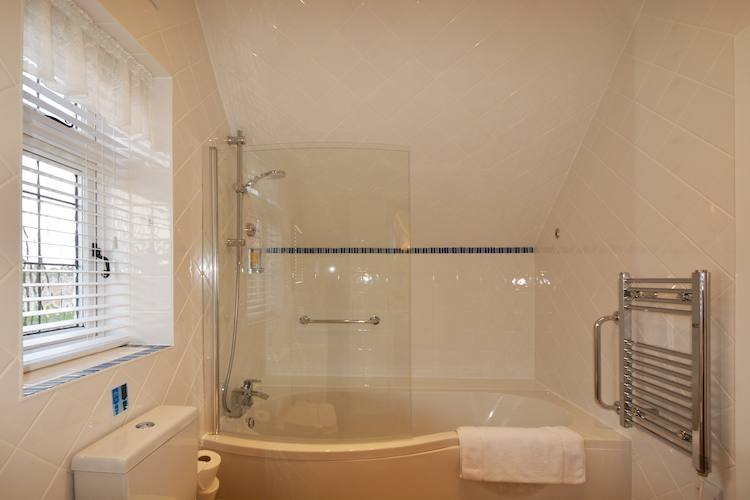 Haven Hall Hotel Sea View 3 Suite bath