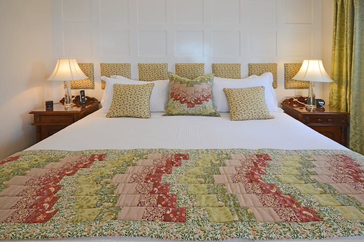 Haven Hall Hotel Sea View 2 Suite quilt & pillows