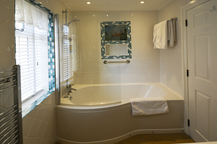 Haven Hall Hotel Sea View 2 Suite bath