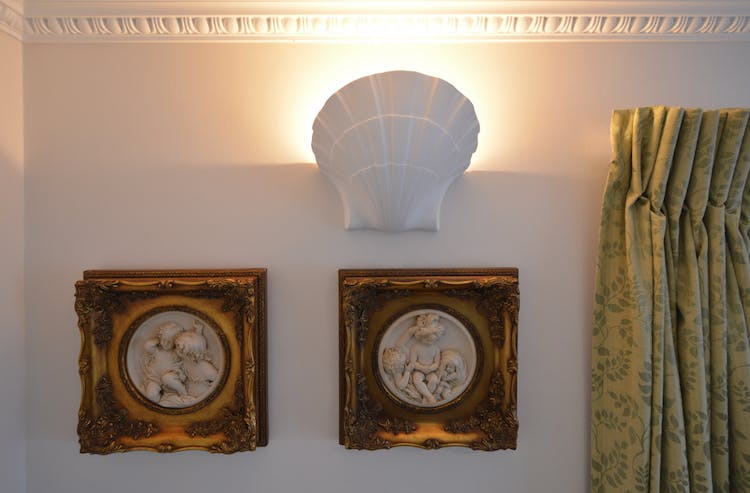 Haven Hall Hotel Sea View 2 Suite cherub wall plaques