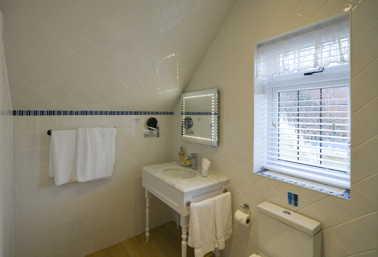 Haven Hall Hotel Sea View 3 Suite bathroom
