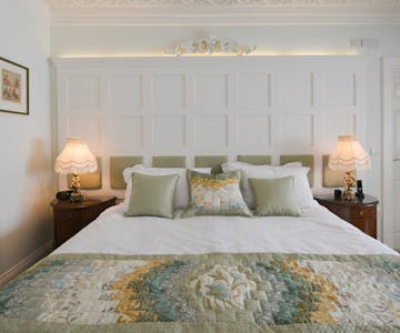Haven Hall Hotel Bedroom 3 Bed & quilt