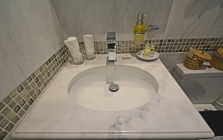 Haven Hall Hotel Bedroom 6 marble basin