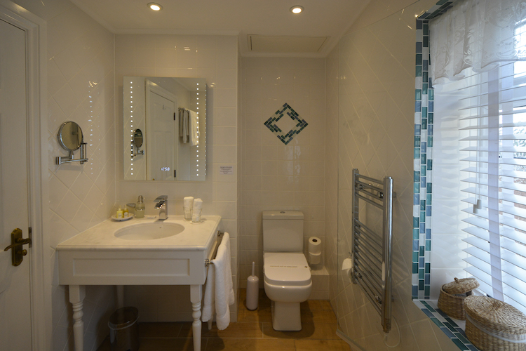 Haven Hall Hotel Sea View 2 Suite bathroom