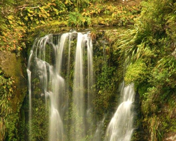 Tupapakurua Falls, National Park, New Zealand