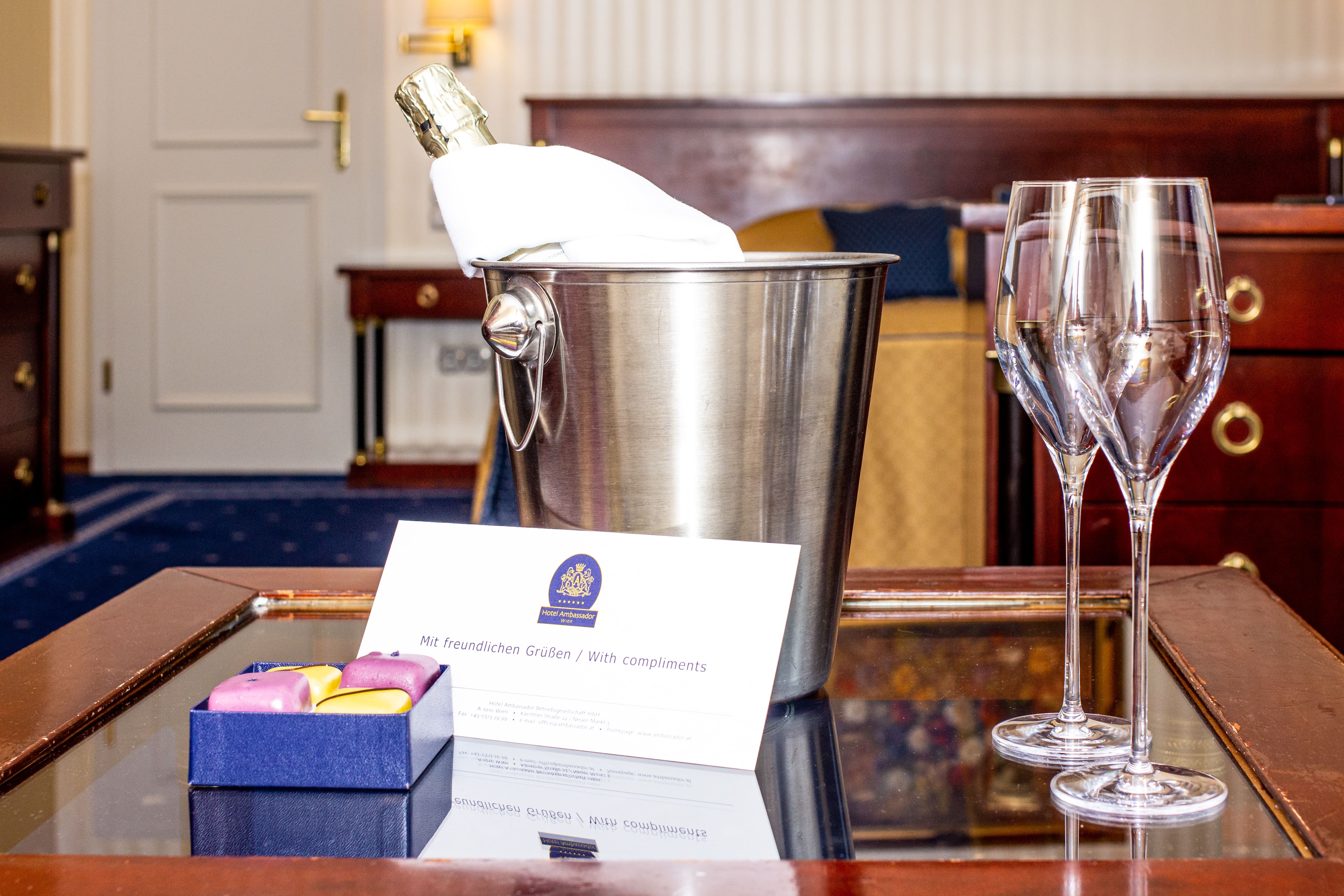 Hotel Ambassador Wien Vienna Gläsr Sekt Glases Sparkling Wine