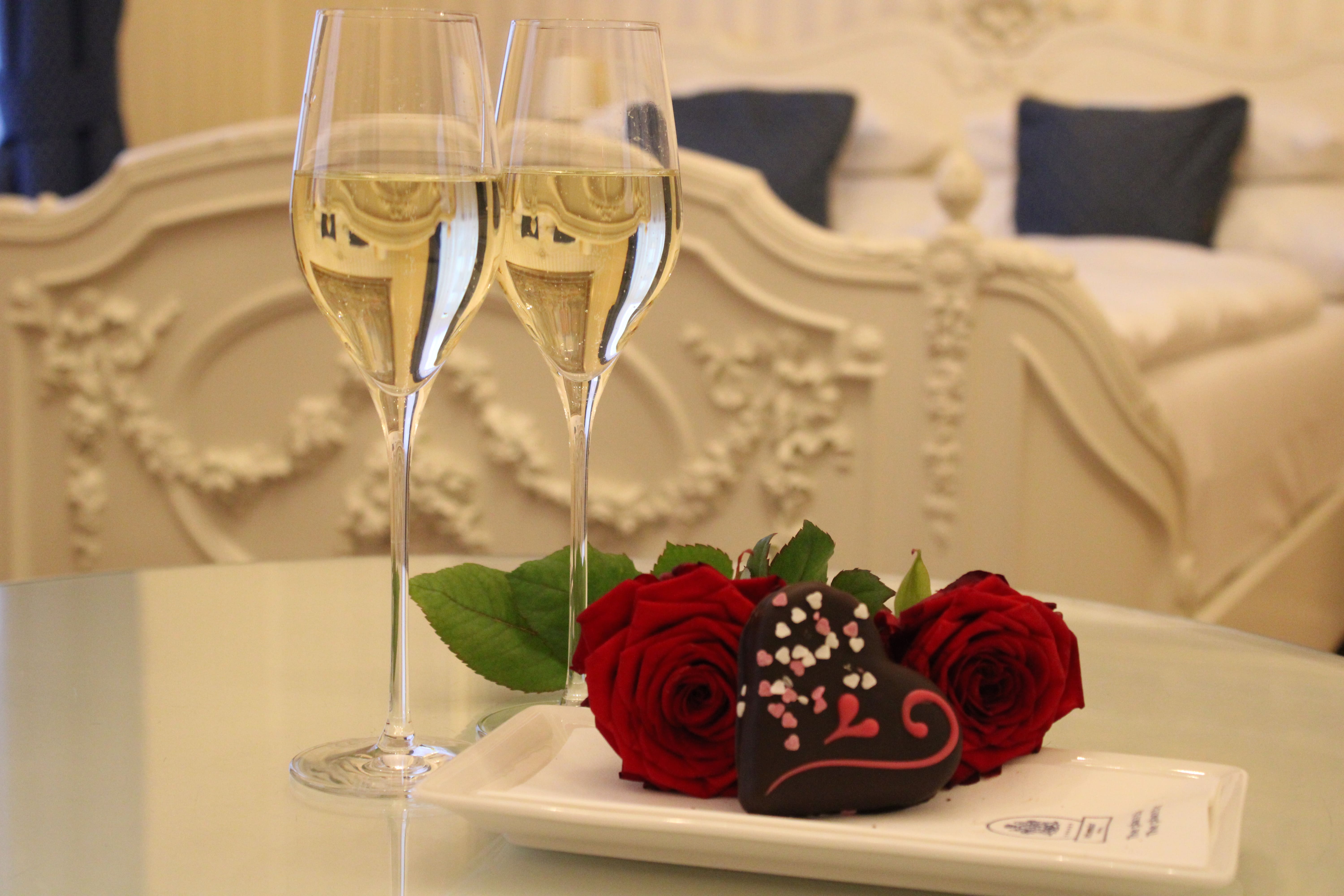 Hotel Ambassador Wien Vienna Gläsr Sekt Glases Sparkling Wine