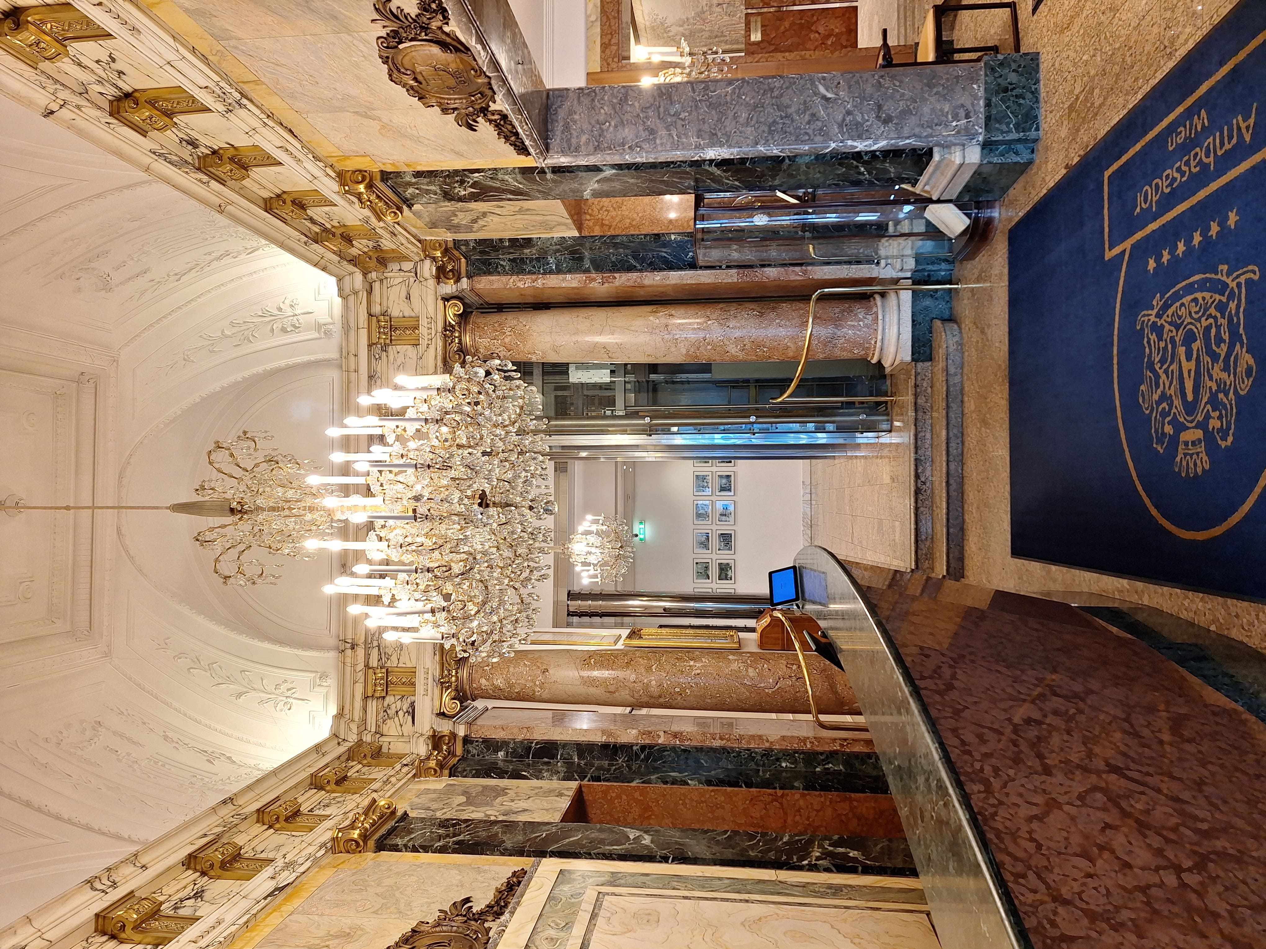 Hotel Ambassador Wien Vienna Luster Rezeption Reception
