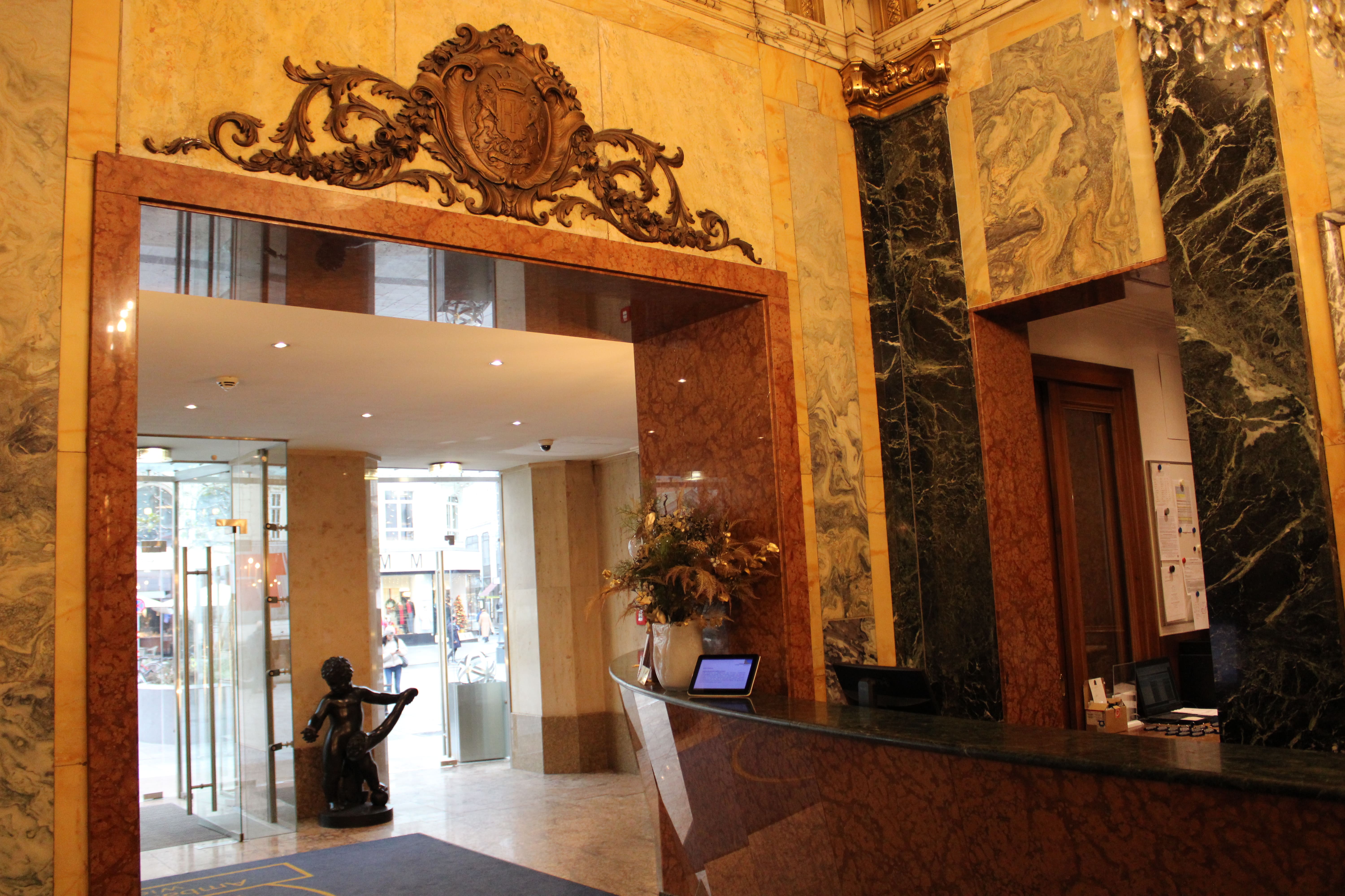 Hotel Ambassador Wien Vienna Luster Rezeption Reception