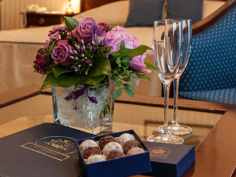 Hotel Ambassador Wien Vienna Gläsr Sekt Glases Sparkling Wine