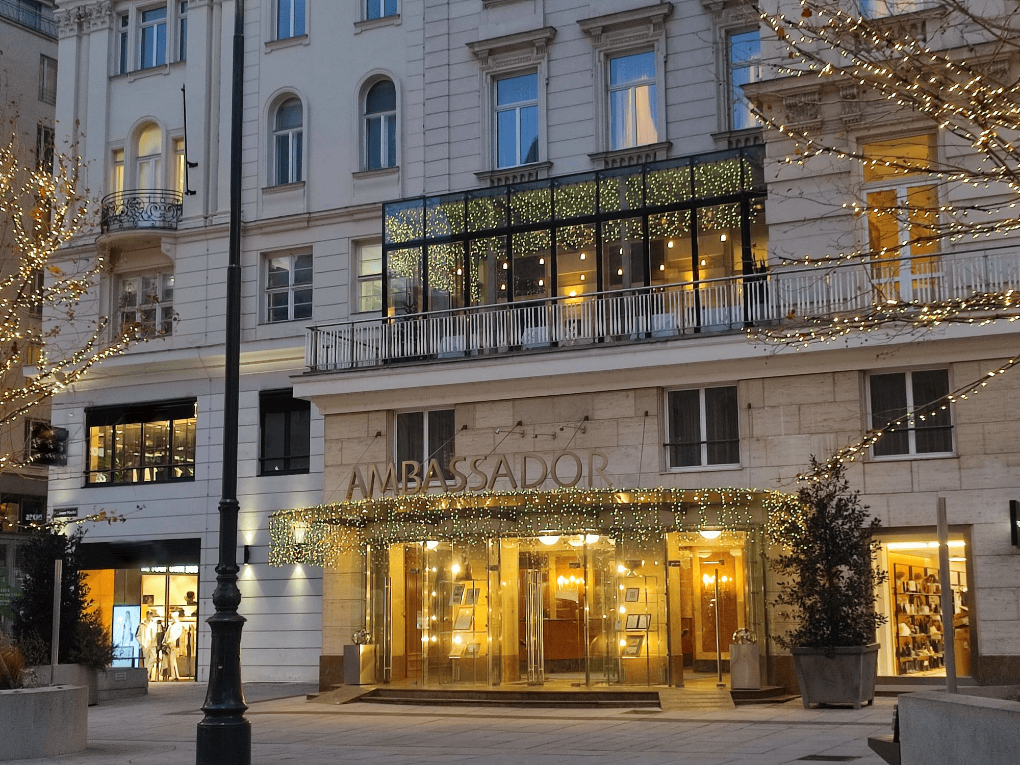 Hotel Ambassador Wien Vienna Eingang Entrance Neuer Markt Aussen Exterior Nacht Night Weihnachten Christmas Beleuchtung Light