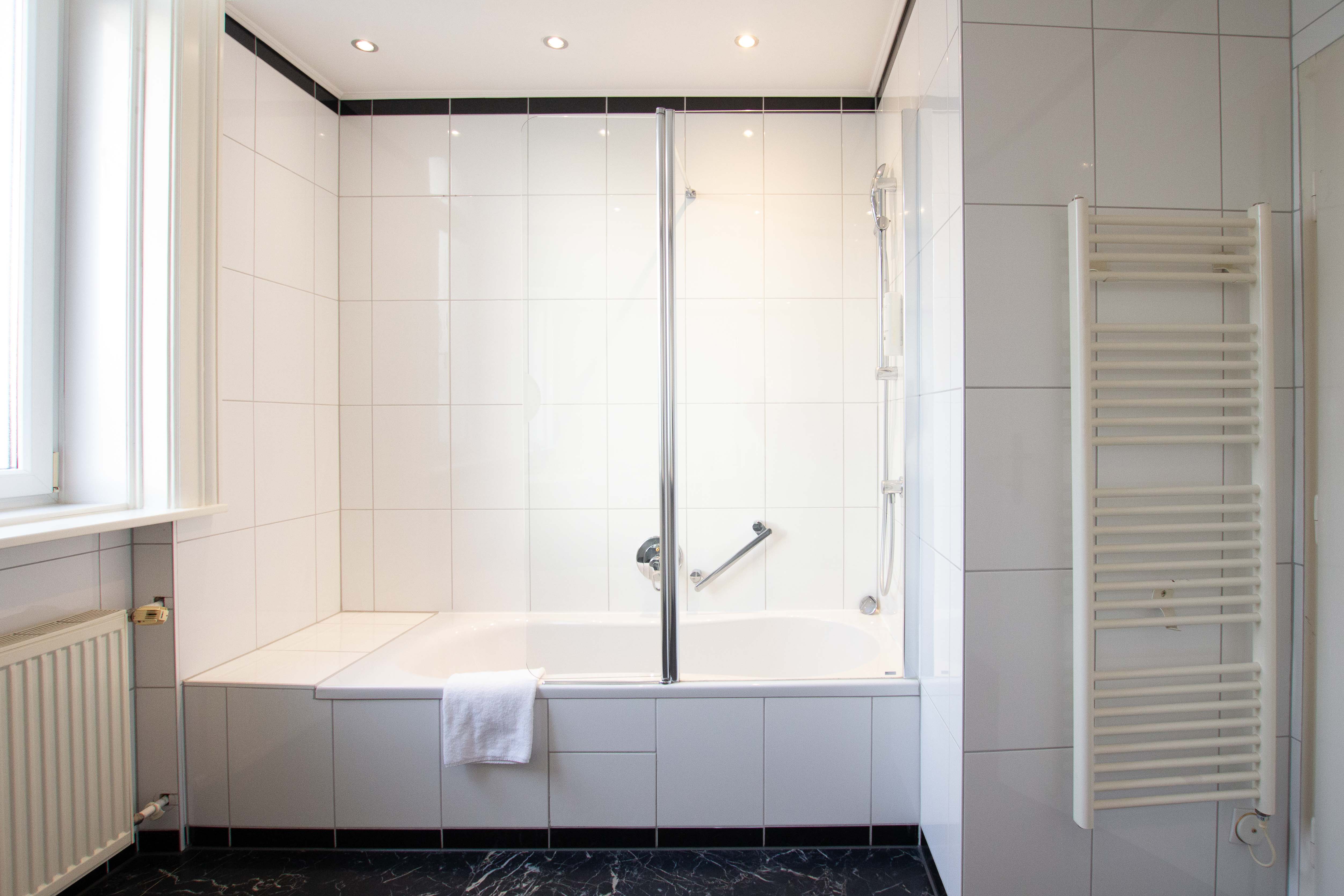 Hotel Ambassador Wien Vienna Bad Badezimmer Bath Bathroom