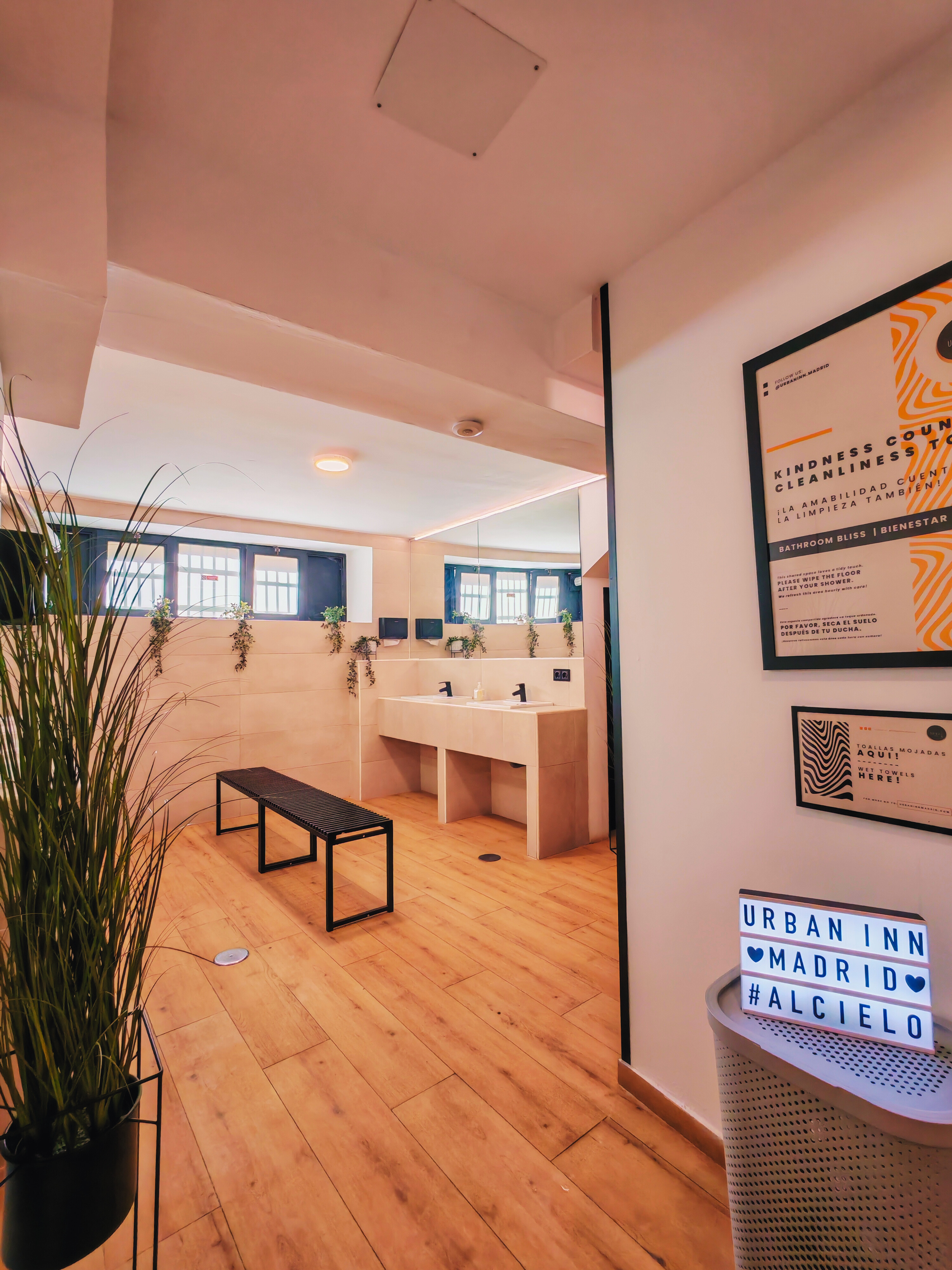 interior zona comun duchas de mujeres