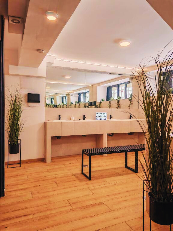 interior zona duchas de mujeres