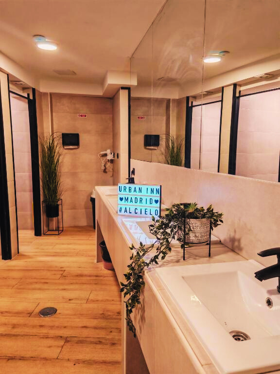 interior zona ducha de hombres