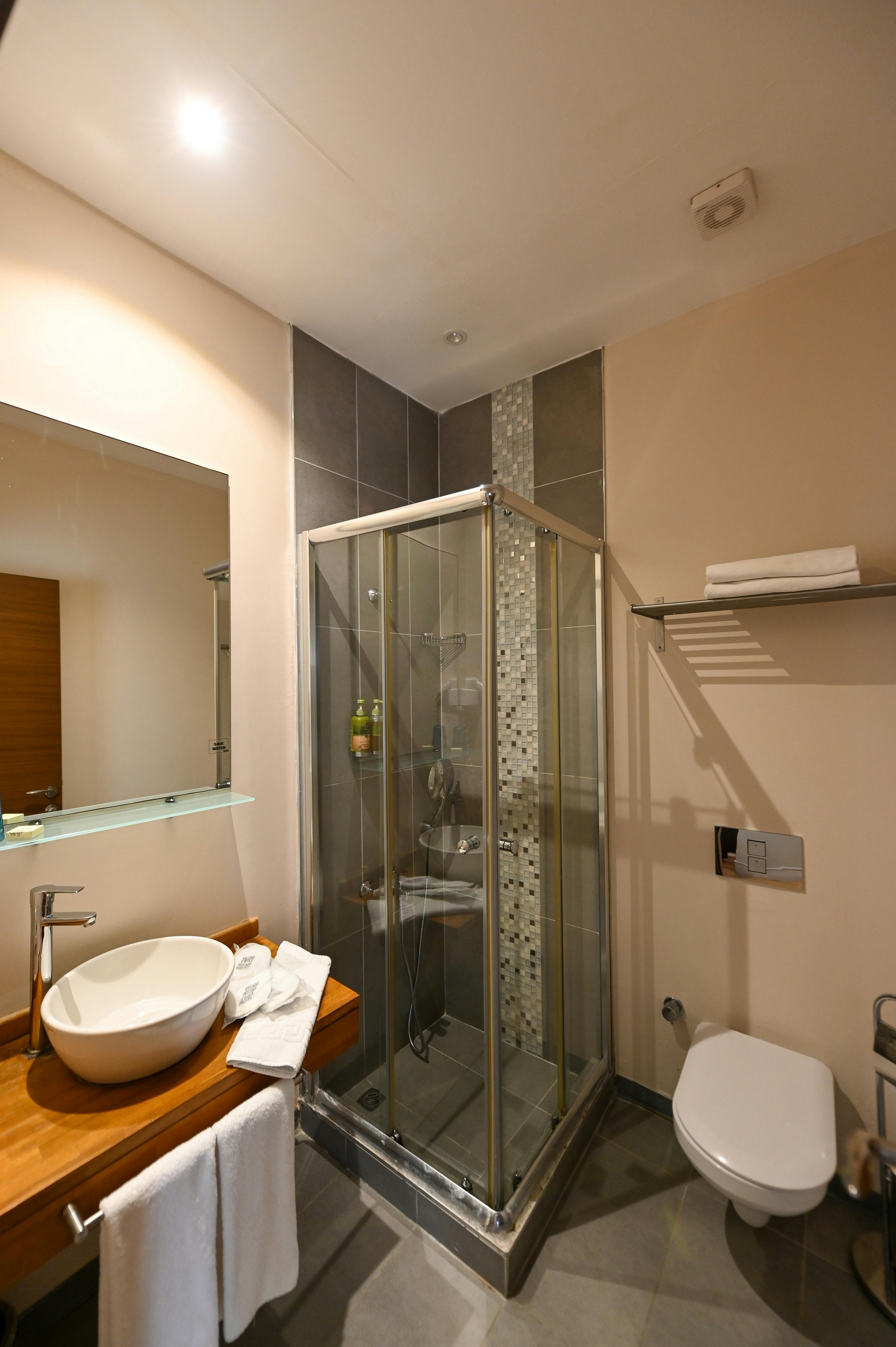 No11 Hotel, bathroom of suite with kitchenette