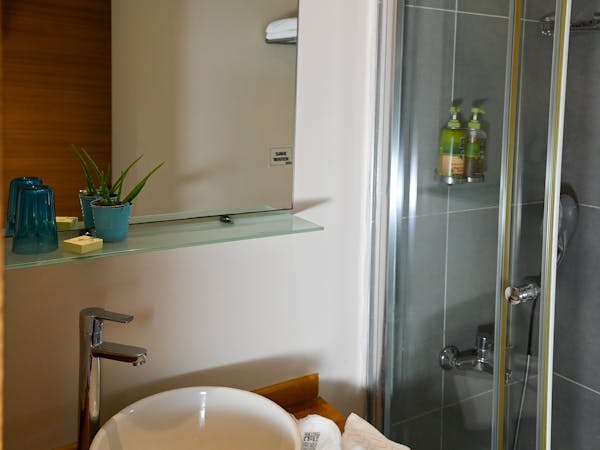 No11 Hotel, bathroom of suite with kitchenette