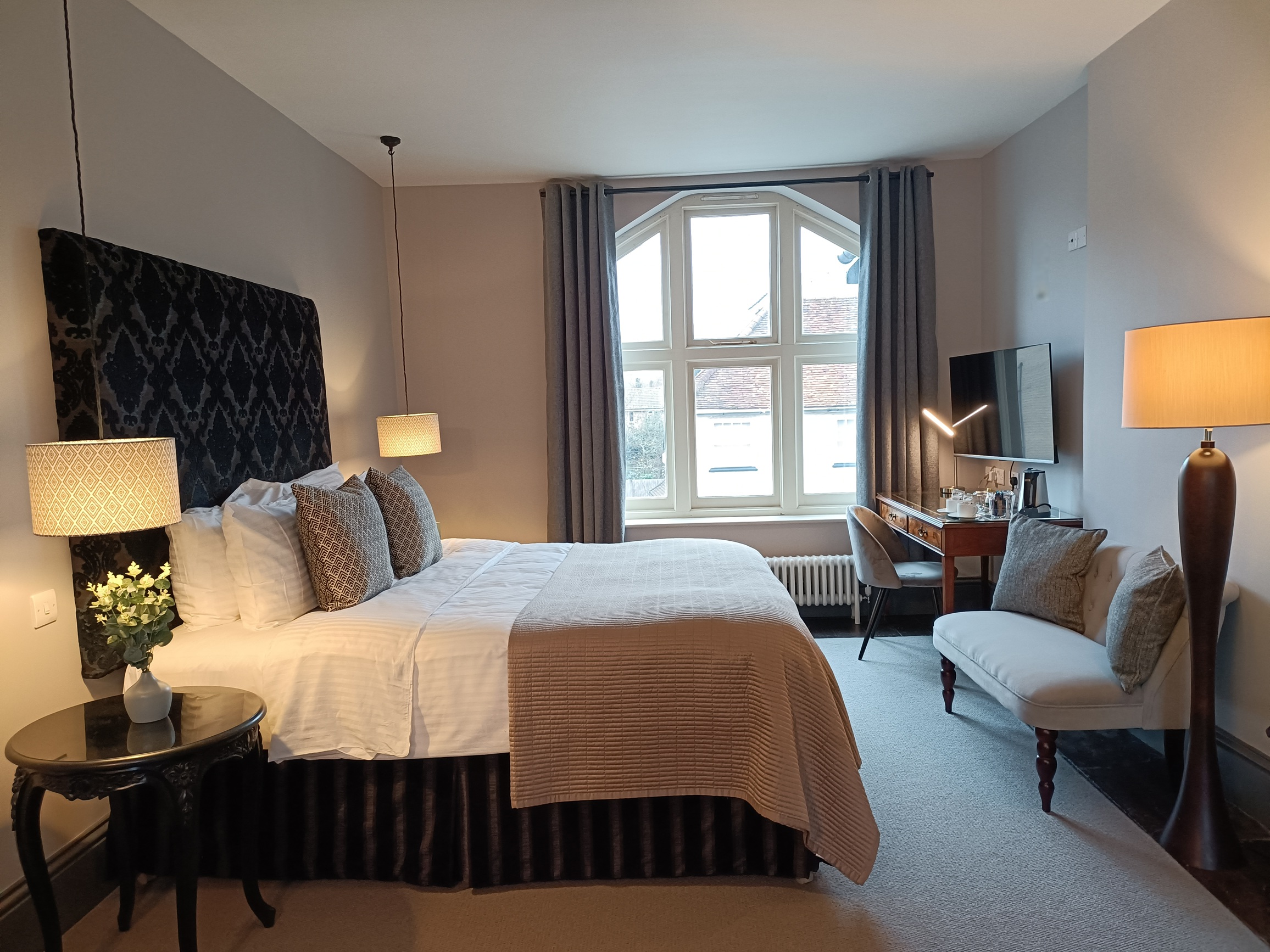 Room 1 · Deluxe King