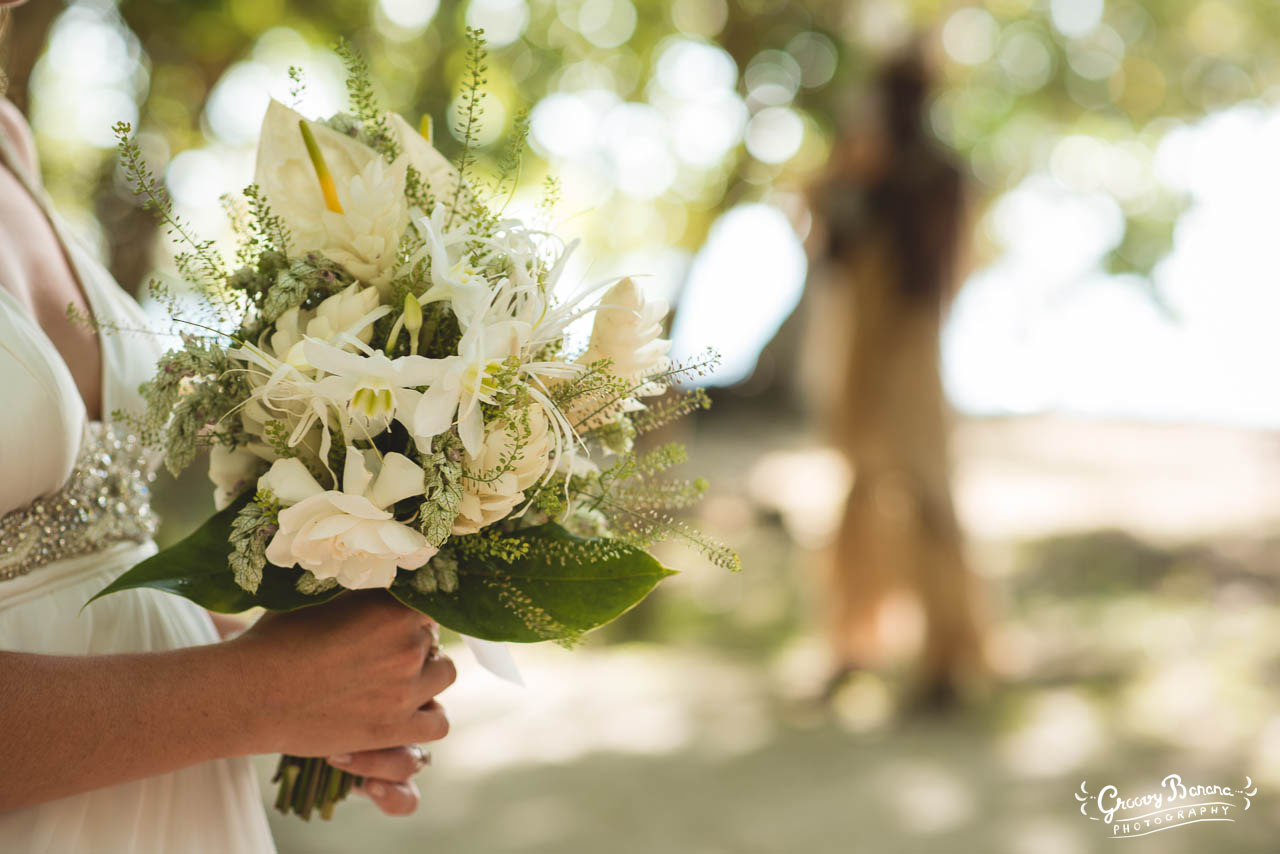 White Bridal Bouquet Erakor Bride #erakorbeachweddings #weddingceremonyonthebeach #tropicalbridalbouquet
