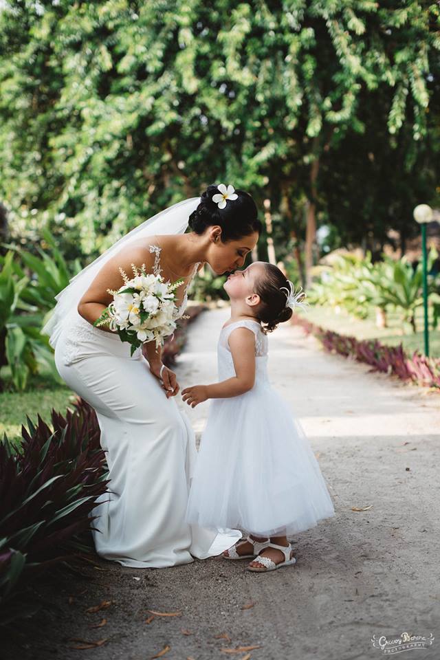 #erakorbeachweddings #weddingceremonyonthebeachsouthpacific #Vanuatutropicalbeachweddings white bridal bouquet