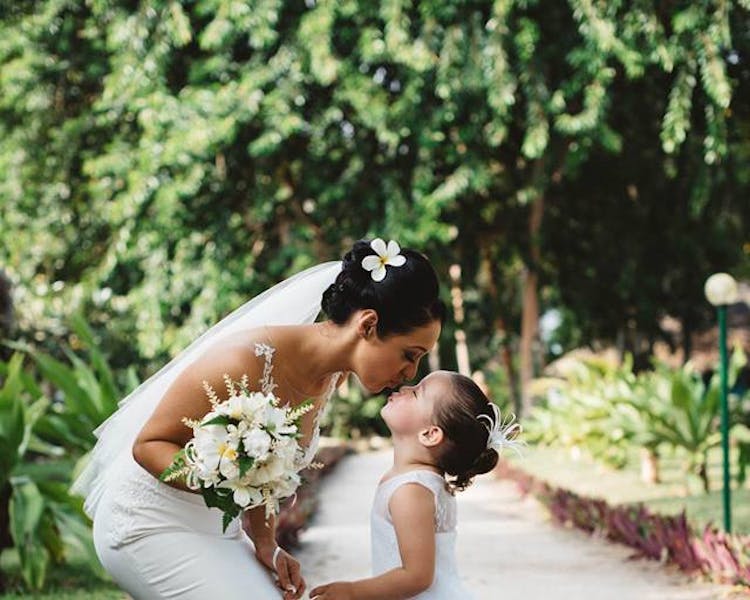 #erakorbeachweddings #weddingceremonyonthebeachsouthpacific #Vanuatutropicalbeachweddings white bridal bouquet
