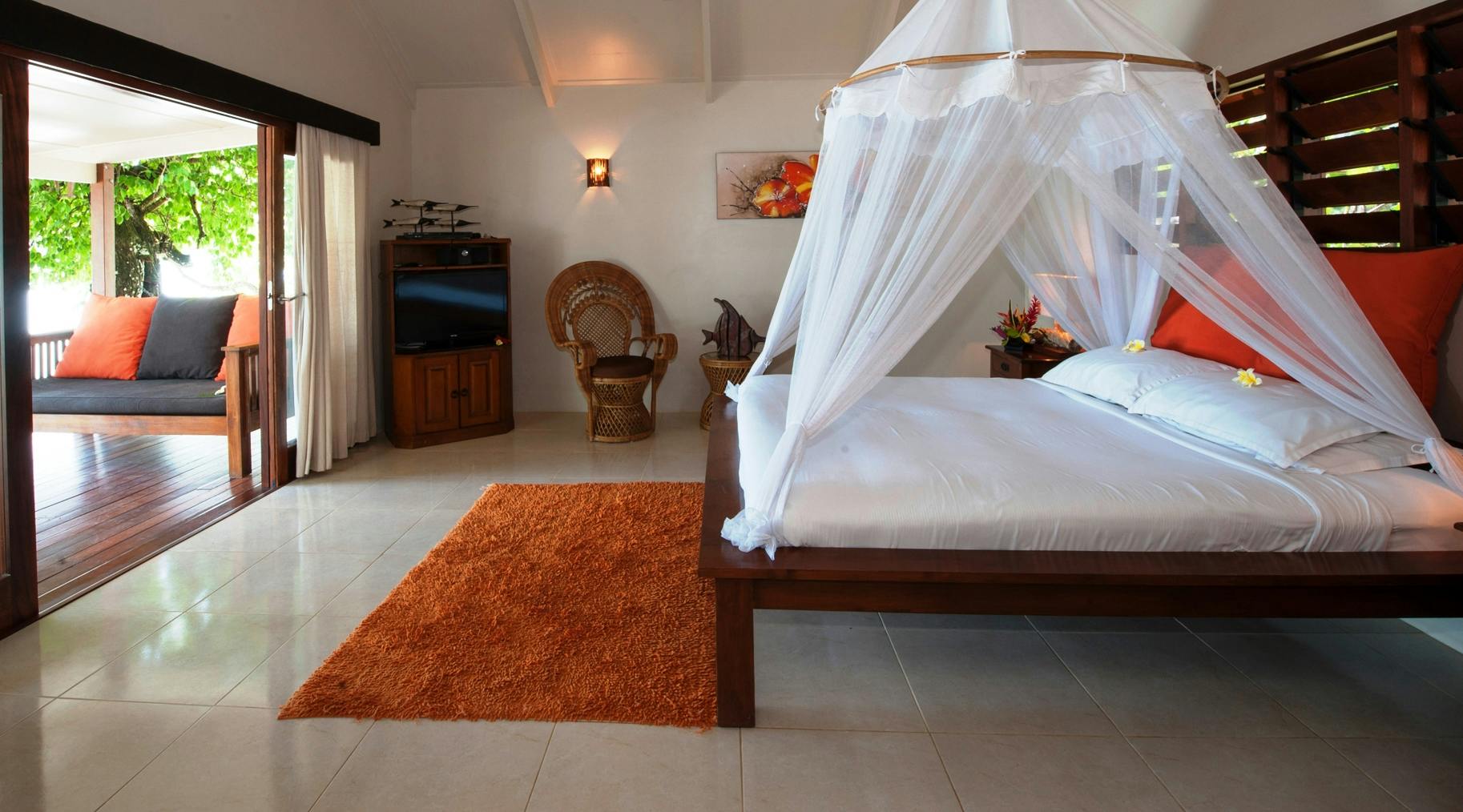 Beachfront Deluxe Spa Villa king bed erakor island resort & spa #erakorislandresort #vanuatuholidays #tropicalislandholiday