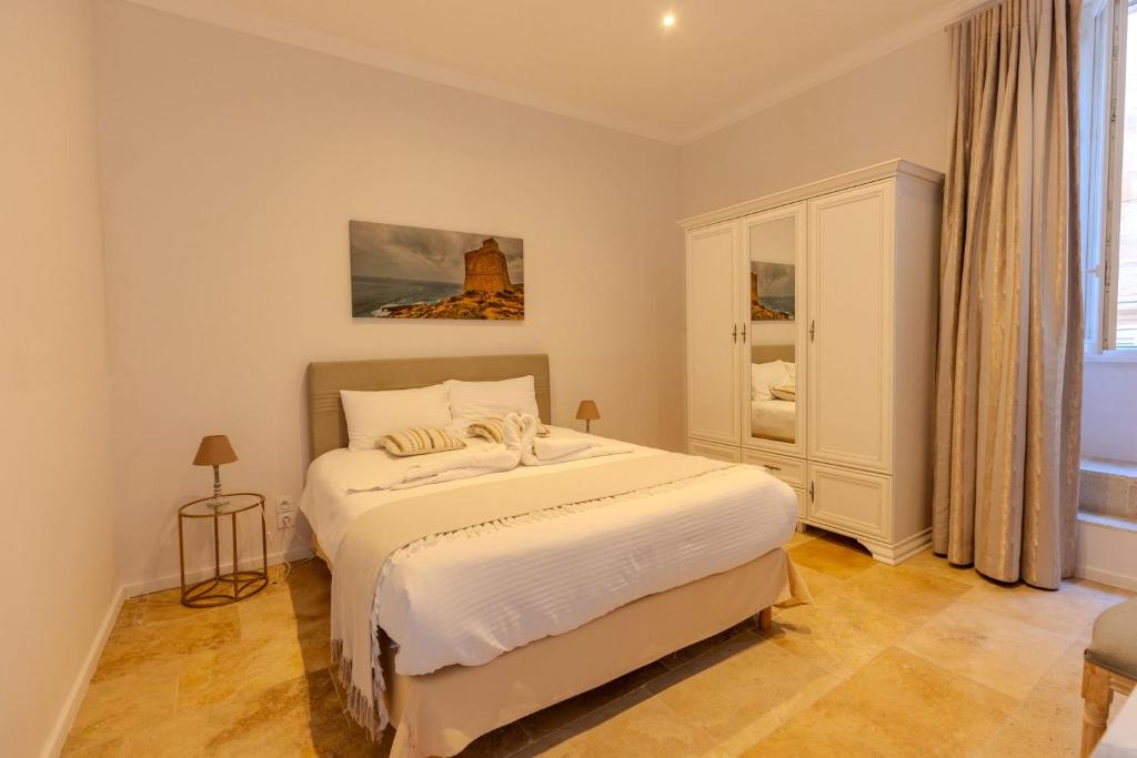 Deluxe Bedroom