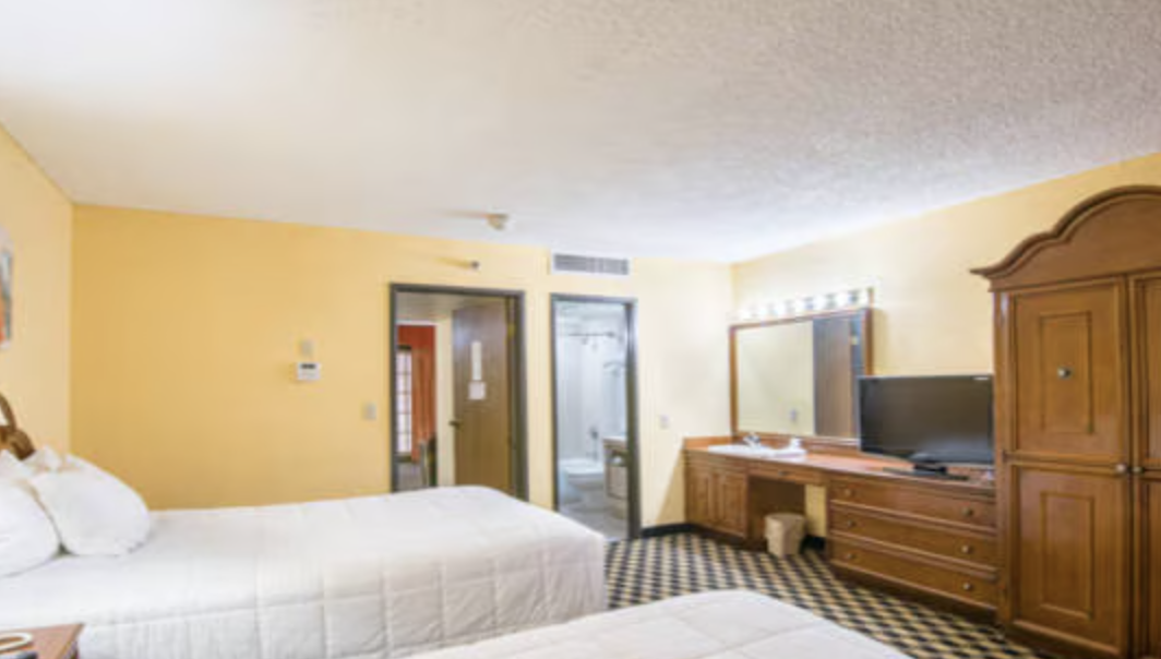 2 Full Size Beds•Two Room Suite•Free Breakfast•440ft²