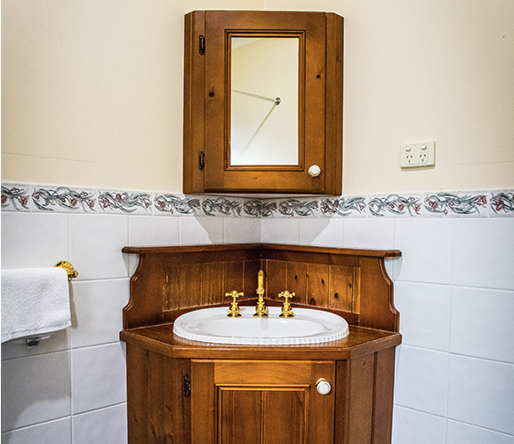 Cottage on the Mall main bathroom